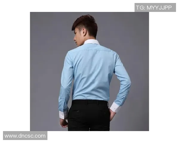 穿西装的足球明星展现魅力与风采的完美结合